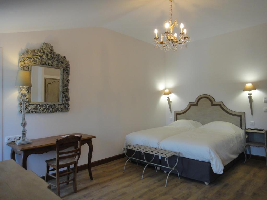 Les Terres De Saint Hilaire Bed and Breakfast Ollières Rum bild